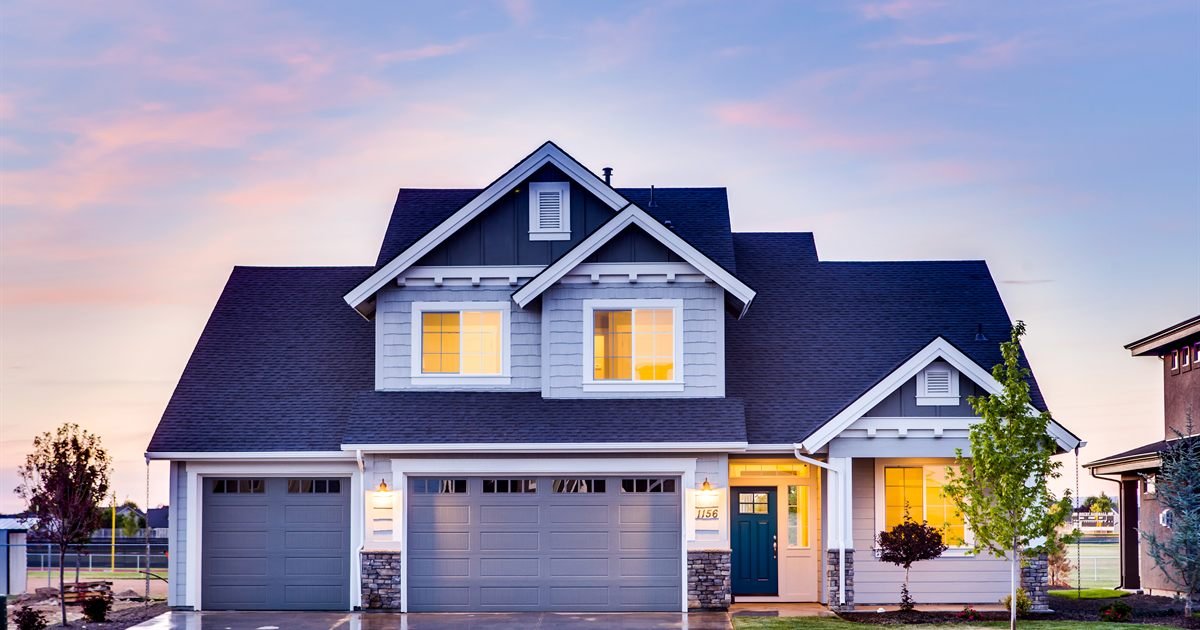 Fachada de uma casa com garagem ao entardecer