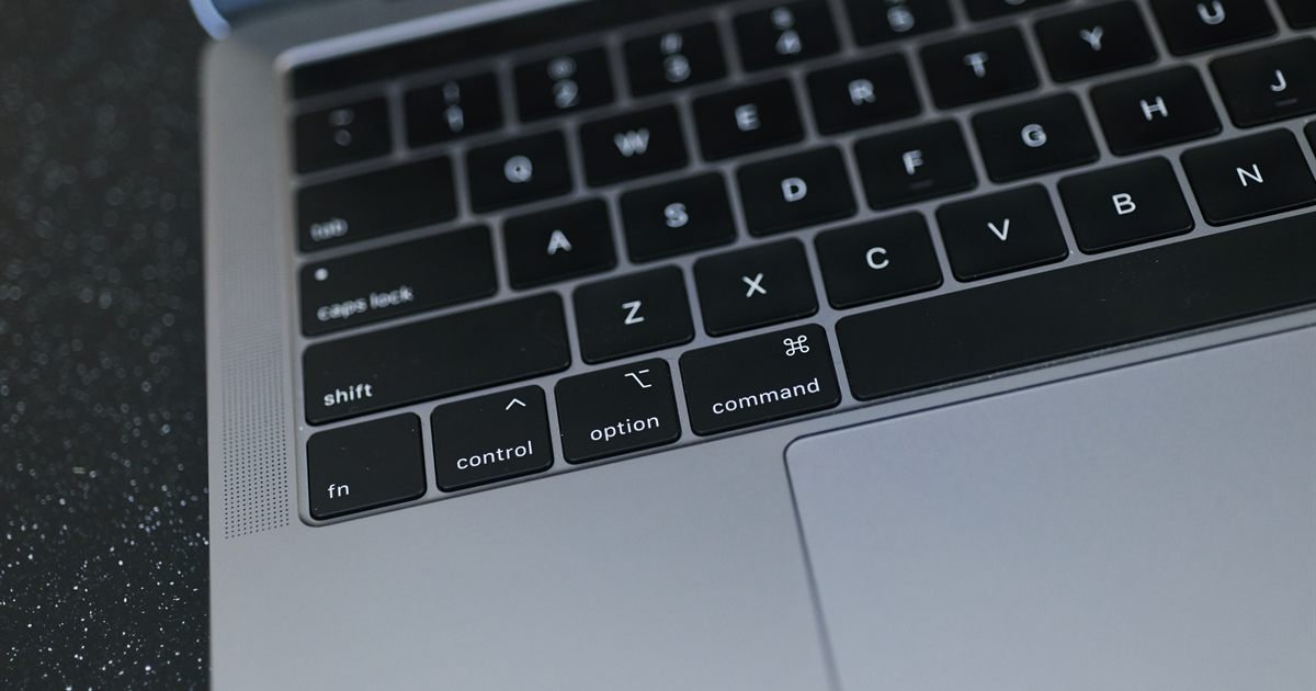 Teclado de notebook visto de perto